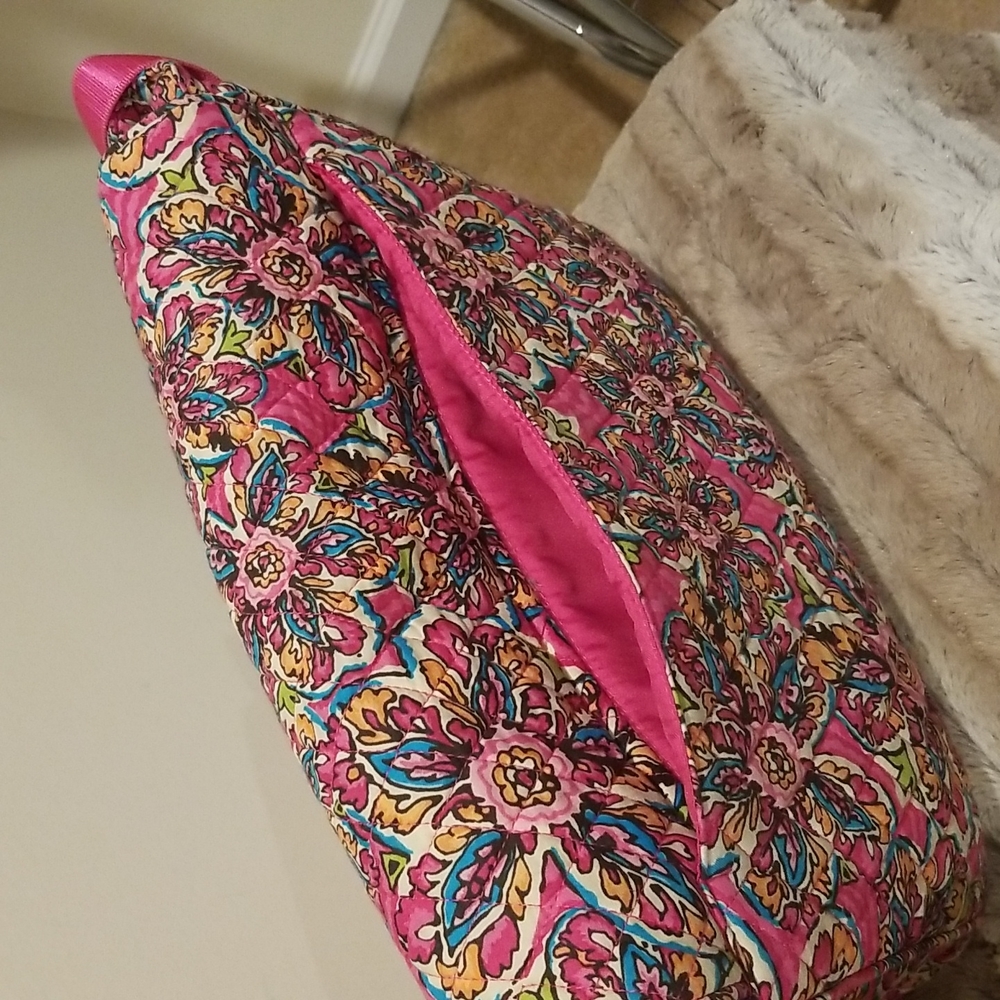 ✨HOST PICK✨ VERA BRADLEY” PINK FLORAL MESSENGER BAG WITH ADJUSTABLE STRAP. - Picture 4 of 10